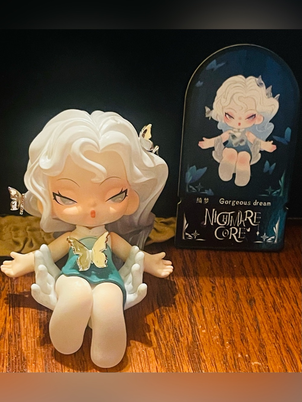 'Gorgeous Dream' White & Teal Figurine